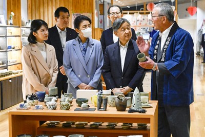 皇族数確保の議論の行方は……。写真は福島県浪江町の道の駅で、大堀相馬焼について説明を受ける天皇、皇后両陛下と長女愛子さま