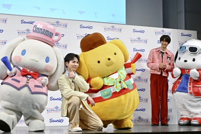 「2026年サンリオキャラクター大賞」開幕イベントでポーズをとる吉田仁人。右は曽野舜太＝9日、東京都目黒区（共同）