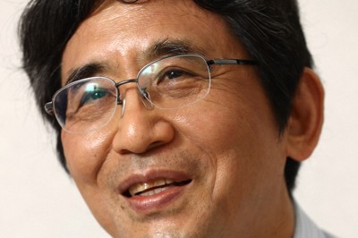 演出家の鵜山仁さん＝2020年6月3日、喜屋武真之介撮影