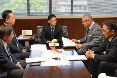 リニア工事を巡り、平木副知事（中央）に申し入れをする県議会会派「ふじのくに県民クラブ」＝静岡市葵区の県庁で2026年4月10日、藤渕志保撮影