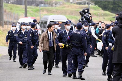 遺体で見つかった安達結希さんの自宅に家宅捜索に向かう警察官ら＝京都府南丹市で15日午前7時5分、長澤凜太郎撮影