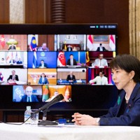 石油などのサプライチェーン（供給網）強化に向けた「アジア・ゼロエミッション共同体（AZEC）プラス」のオンライン会合に出席する高市早苗首相＝首相公邸で（内閣広報室提供）
