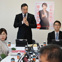 自民党の法務部会・司法制度調査会合同会議で、発言する鈴木馨祐司法制度調査会長（奥中央）。手前左は稲田朋美元防衛相＝同党本部で2026年4月15日午後3時1分、平田明浩撮影