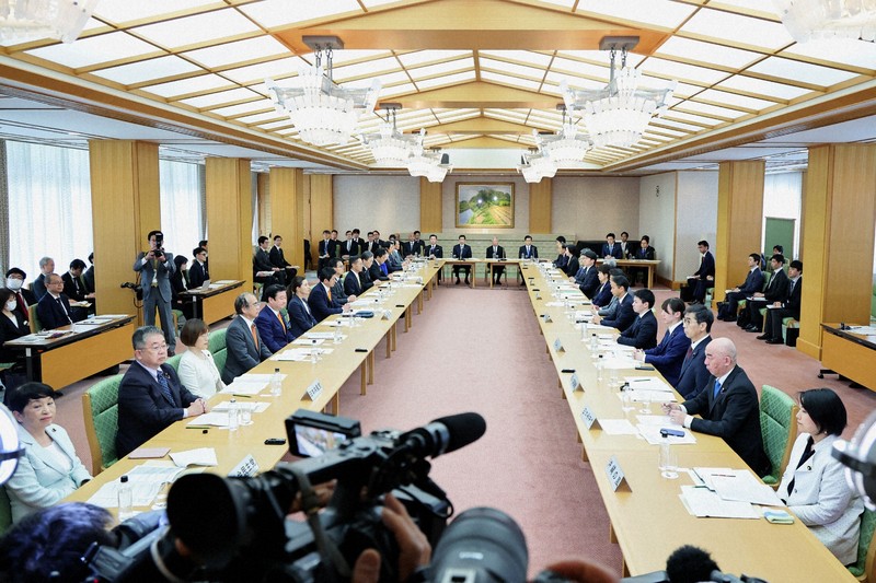 皇族数確保について協議に臨む与野党の議員ら＝東京都千代田区の衆院議長公邸で2026年4月15日午後3時1分、和田大典撮影