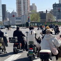 中国の路上では電動バイクが所狭しと走っている＝北京市で2026年4月11日、松倉佑輔撮影