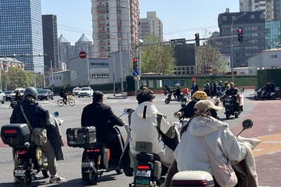 中国の路上では電動バイクが所狭しと走っている＝北京市で2026年4月11日、松倉佑輔撮影