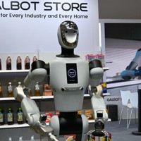 第1回ヒューマノイドロボットEXPOで展示されている人型ロボット＝東京都江東区の東京ビッグサイトで2026年4月15日午前10時12分、秋丸生帆撮影