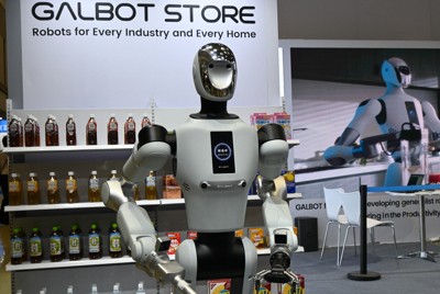 第1回ヒューマノイドロボットEXPOで展示されている人型ロボット＝東京都江東区の東京ビッグサイトで2026年4月15日午前10時12分、秋丸生帆撮影