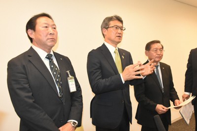 国民会議実務者会議後に報道陣の取材に応じる全国知事会の河野俊嗣・宮崎県知事（中央）ら＝国会内で2026年4月15日午後5時43分、大原翔撮影