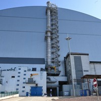 建設された巨大な金属製の新シェルター＝ウクライナ北部チョルノービリ原発で2026年3月13日午前11時20分、岡大介撮影
