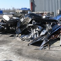 ドローンが新シェルターに衝突して生じた破片。今も現地に保存されている＝ウクライナ北部チョルノービリ原発で2026年3月13日午前11時16分、岡大介撮影