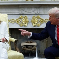 イタリアのメローニ首相（左）とトランプ米大統領＝米首都ワシントンのホワイトハウスで2025年4月17日、ロイター