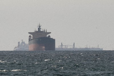 ホルムズ海峡付近を航行する貨物船＝アラブ首長国連邦（UAE）で2026年3月11日、ロイター