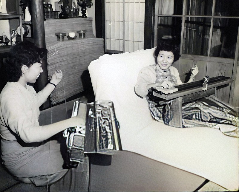 1950年代に撮影された、編みものをする渡辺千恵子さん（右）＝長崎総合科学大長崎平和文化研究所提供