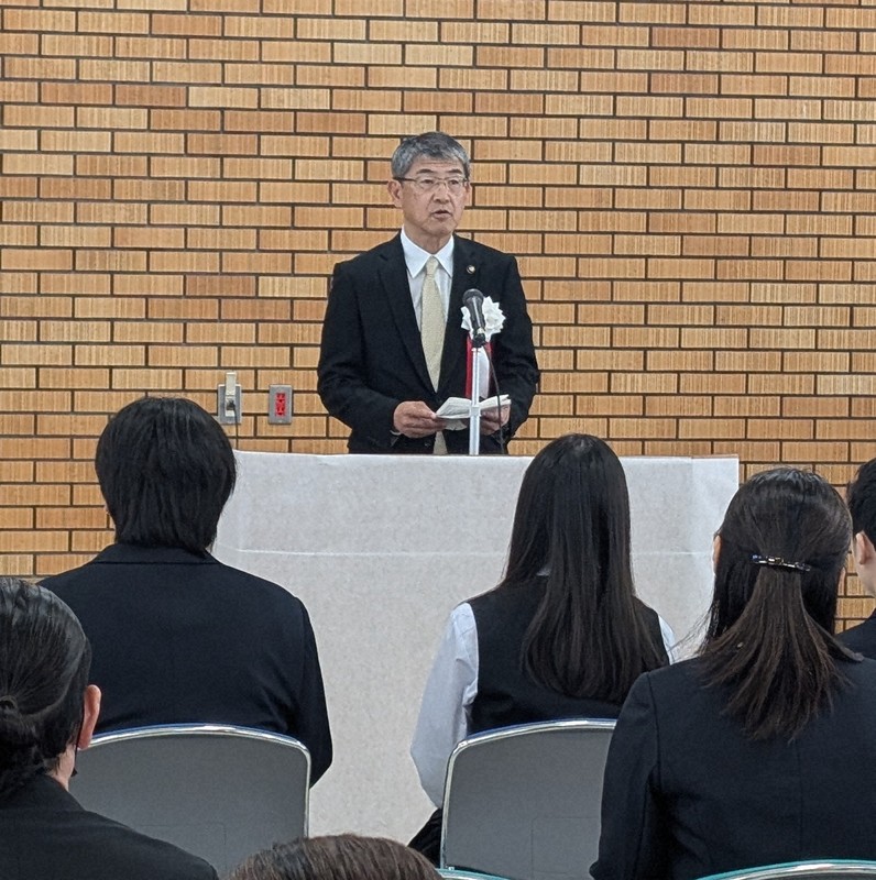 「SOLA」の開校式で式辞を述べる高知市の桑名龍吾市長＝同市桟橋通2の市立潮江市民図書館で2026年4月13日、山本芳博撮影