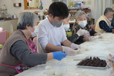 小学生と餅を丸める「ほほえみ」の高齢者たち＝岡山県笠岡市北木島町で2026年1月23日午後1時41分、平本泰章撮影