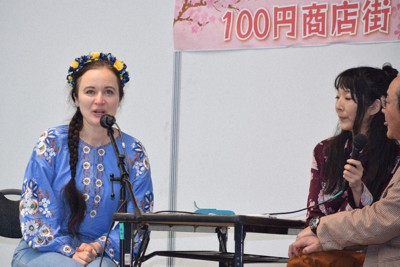 ウクライナとウクライナ人について語るナディーヤさん（左）＝北九州市八幡東区で2026年4月15日午前10時57分、宮本勝行撮影