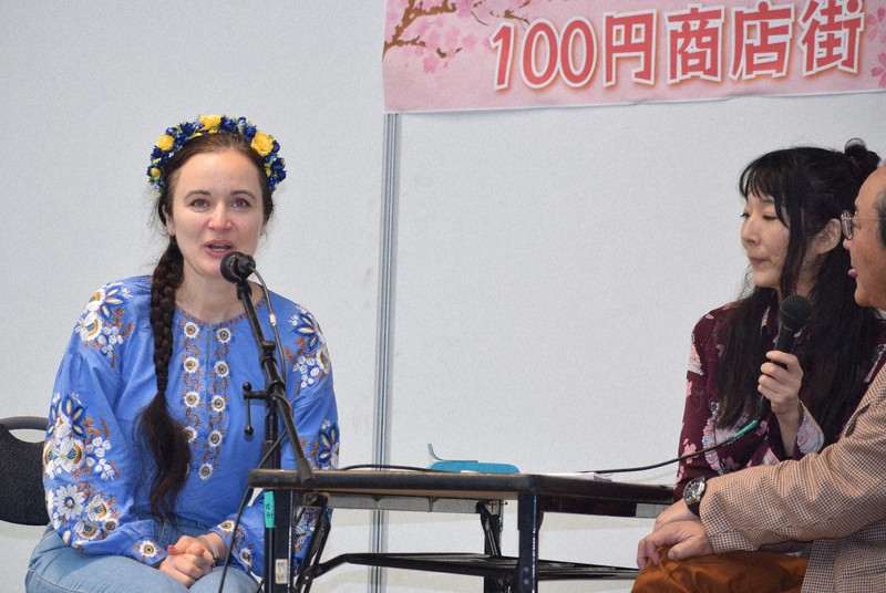 ウクライナとウクライナ人について語るナディーヤさん（左）＝北九州市八幡東区で2026年4月15日午前10時57分、宮本勝行撮影