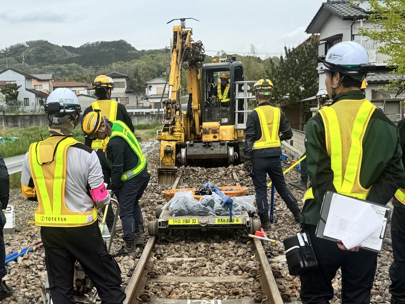 夜間が当たり前の鉄道保守、異例の昼間に 深刻な実情は 八高線 | 毎日新聞