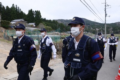 遺体で見つかった安達結希さんの自宅周辺を捜査する警察官ら＝京都府南丹市で2026年4月15日午前9時16分、長澤凜太郎撮影