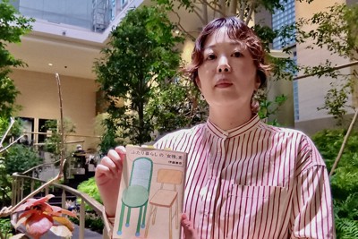 一冊からひらくスポーツ批評：ただ波に乗る…だけなのに　サーファーが直面した「女性」ゆえの壁