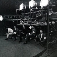 ビートルズの来日公演に前座として出演した内田裕也さん（前列右から3人目）と尾藤イサオさん（同4人目）とみられる人物らがステージ脇でビートルズの演奏を見守っている＝日本武道館提供