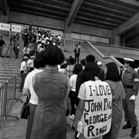 ビートルズの来日公演初日、「I　LOVE　JOHN　PAUL　GEORGE　AND　RINGO」と書かれた服を着て日本武道館に入るビートルズファン＝東京都千代田区で1966年6月30日、出版写真部員撮影