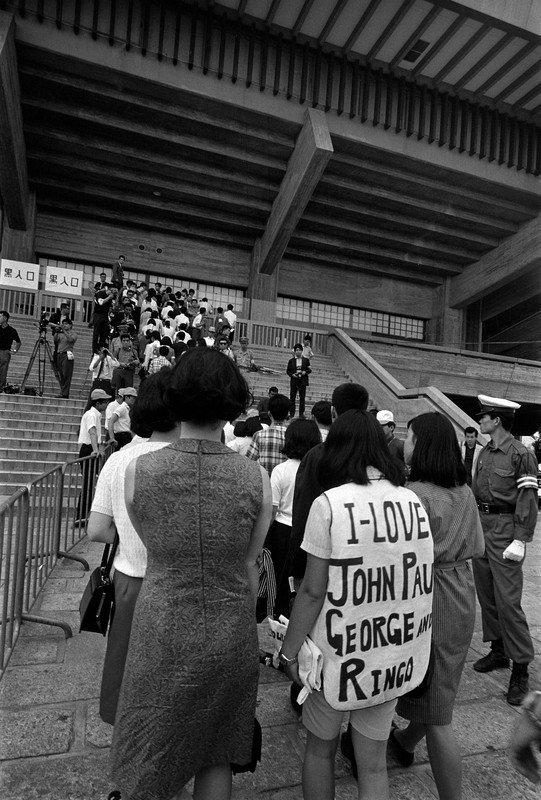 ビートルズの来日公演初日、「I　LOVE　JOHN　PAUL　GEORGE　AND　RINGO」と書かれた服を着て日本武道館に入るビートルズファン＝東京都千代田区で1966年6月30日、出版写真部員撮影