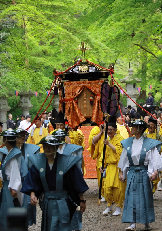 千葉・香取神宮で12年に1度の「式年神幸祭」 行列で沿道歩く [写真特集