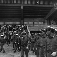 ビートルズの来日公演初日に警備の準備をする警視庁の機動隊員＝東京都千代田区の日本武道館前で1966年6月30日、出版写真部員撮影