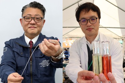 左から、世界最小径で柔軟性と気密性を両立させた「ナノフレックス」を手にする大阪ラセン管工業の小泉星児社長、酸化を防ぎバラの赤さが鮮明な液体と酸化した液体を持つプリマールの西陽介社長