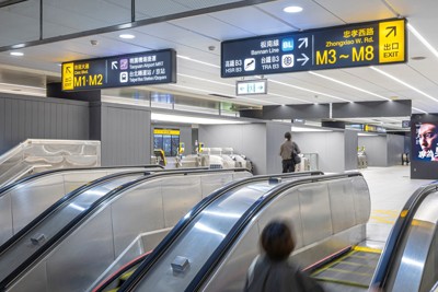 リニューアルされた台北駅地下３階。案内表示も視認しやすくなった (台湾デザイン研究院提供)