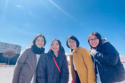 UMU編集部のメンバーたち。左から、瀬名波雅子さん、渡辺絵美さん、西部沙緒里さん、青木佑さん＝株式会社ライフサカス提供