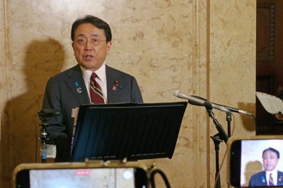高レベル放射性廃棄物の最終処分場選定を巡り、東京都小笠原村の南鳥島での文献調査実施の申し入れを発表した赤沢亮正経済産業相＝国会内で2026年3月3日、中島昭浩撮影