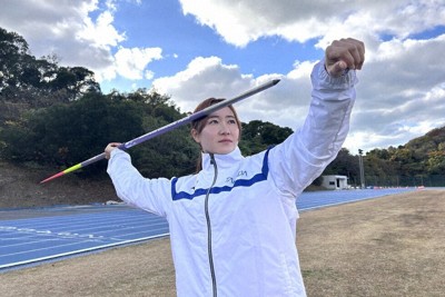 やり投げのやりを構える山元祐季さん＝北九州市八幡西区で2025年12月5日午後3時9分、橋本勝利撮影