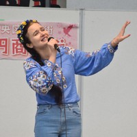ウクライナの歌を披露するナディーヤさん＝北九州市八幡東区で2026年4月15日午前11時13分、宮本勝行撮影