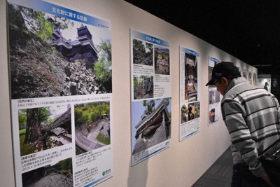 「熊本地震10年展」で展示されている資料写真を見つめる来場者＝熊本市中央区の熊本博物館で2026年4月15日午後2時5分、池田直撮影
