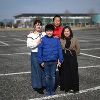 車中泊を続けた駐車場で写真に納まる（右から）大山るみさん、祐介さん、裕己さん、愛歩さん＝熊本県益城町で2026年3月22日、久保玲撮影