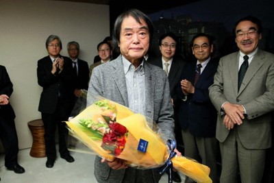 「アサッテ君」の連載終了後の感謝状贈呈式で、花束を手に記念写真に納まる漫画家の東海林さだおさん＝東京都千代田区の毎日新聞本社で2015年1月22日、森田剛史撮影