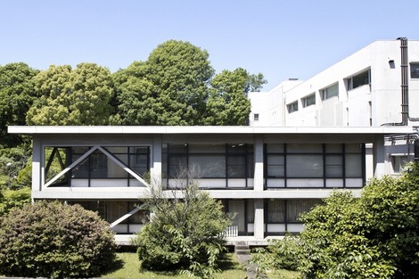 Retro Japan in Photos: Univ. library in Tokyo offers sweeping view of lush greenery