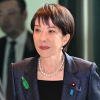 首相官邸に入る高市早苗首相＝2026年4月15日午前10時50分、平田明浩撮影