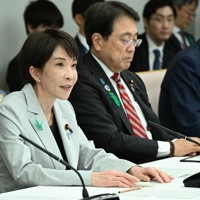 中東情勢に関する関係閣僚会議で発言する高市早苗首相（手前）。奥は赤沢亮正中東情勢に伴う重要物資安定確保担当相＝首相官邸で2026年4月16日午後6時25分、平田明浩撮影