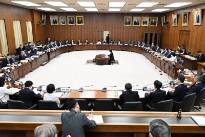 憲法に関する基本法制に関して、これまでの議論を踏まえた討議が行われた衆院憲法審査会＝国会内で2026年4月16日午前10時2分、平田明浩撮影