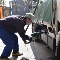 常連客の車に給油するガソリンスタンド店員＝東京都足立区西綾瀬で2026年3月16日午後2時3分、渡辺暢撮影