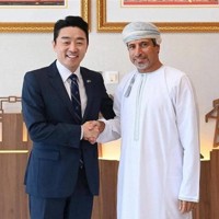 韓国の李在明大統領の特使としてオマーンのエネルギー担当閣僚（右）と会談する姜勲植大統領秘書室長＝姜氏のフェイスブックより