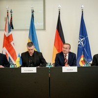 ウクライナ防衛を協議する関係国会合に出席する（左から）英国のヒーリー国防相、ウクライナのフェドロフ国防相、ドイツのピストリウス国防相、北大西洋条約機構（NATO）のルッテ事務総長＝ベルリンで2026年4月15日、AP