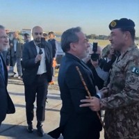 パキスタンのムニール陸軍元帥（右）を出迎えるイランのアラグチ外相（右から2人目）＝テヘランで2026年4月15日（パキスタン軍提供・AP）