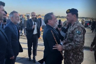 パキスタンのムニール陸軍元帥（右）を出迎えるイランのアラグチ外相（右から2人目）＝テヘランで2026年4月15日（パキスタン軍提供・AP）