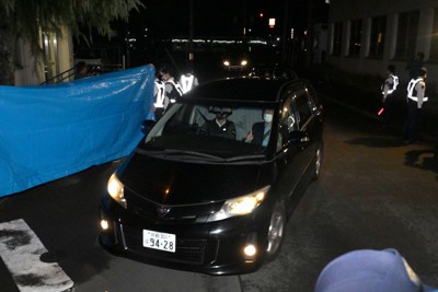 京都府警南丹署に入る安達優季容疑者を乗せた車両＝京都府南丹市で2026年4月16日午前1時46分、渡部直樹撮影