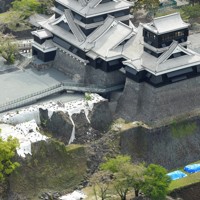 復旧工事が進む熊本城＝熊本市中央区で2021年4月1日午後1時36分、本社ヘリから上入来尚撮影影